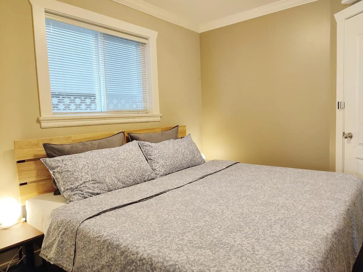 Gasthof Private Suite W King Bed, Ground Level, Naturally Bright Vancouver Kanada