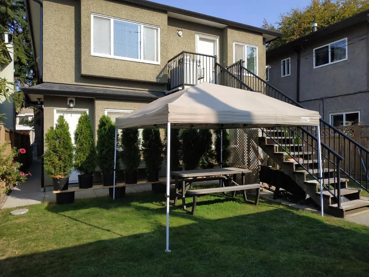 Gasthof Private Suite W King Bed, Ground Level, Naturally Bright Vancouver Kanada