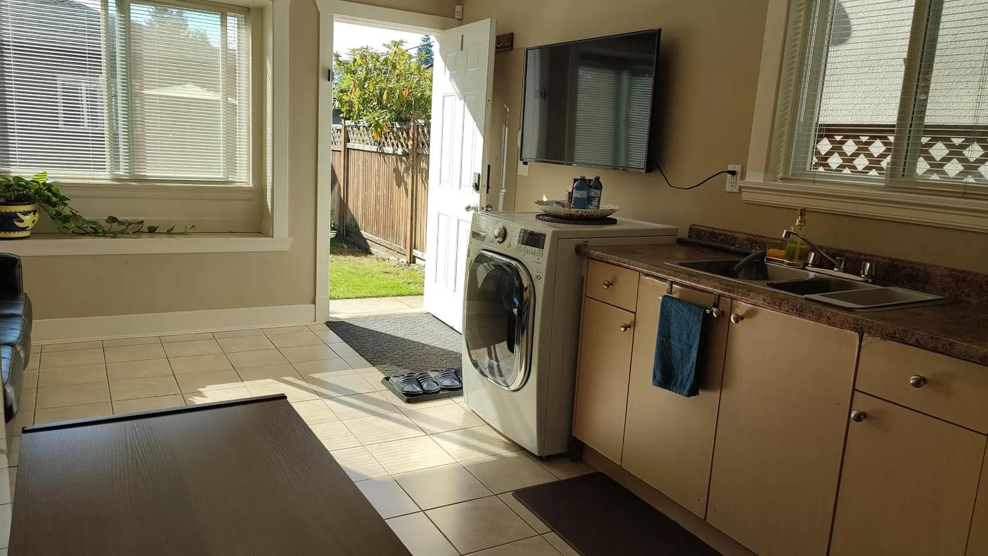 Private Suite W King Bed, Ground Level, Naturally Bright Vancouver Gasthof